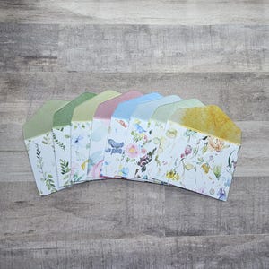 Ensemble de 8 petites enveloppes florales avec cartes de correspondance, 2 5/8" de haut sur 3-5/8" de large, jeu de cartes de correspondance florales, fleurs à l'aquarelle, coffret cadeau