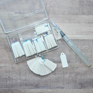 Mini étiquettes aquarelles, 200 étiquettes dans une boîte de rangement en plastique, Rectangulaires, Mini étiquettes de prix pour bijoux, Idéal pour les foires d'artisanat, les stands d'antiquités