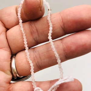 Elegant armband i rosenkvarts: 2 mm mikrofacetterad ädelsten, sterlingsilverpärla