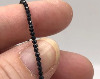 Pulseira redonda de espinélio preto de 2 mm: Gema facetada, detalhe em prata de lei