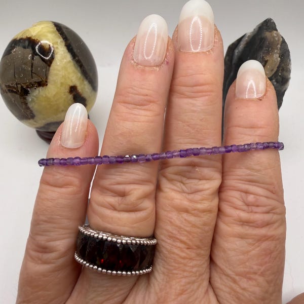 Bracciale con ametista cubica da 2 mm: pietra portafortuna di febbraio, pietra preziosa di grado AA