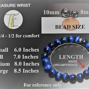 K&ouml;nnte beinhalten: Ein blaues Tigerauge-Armband mit goldenen Akzenten. Das Armband hat einen Durchmesser von 8 mm und eine L&auml;nge von 6,0, 7,0, 8,0 oder 8,5 Zoll. Das Bild zeigt eine Anleitung zum Messen Ihres Handgelenks und zum Hinzuf&uuml;gen von 1/4 bis 1/2 Zoll f&uuml;r Komfort.