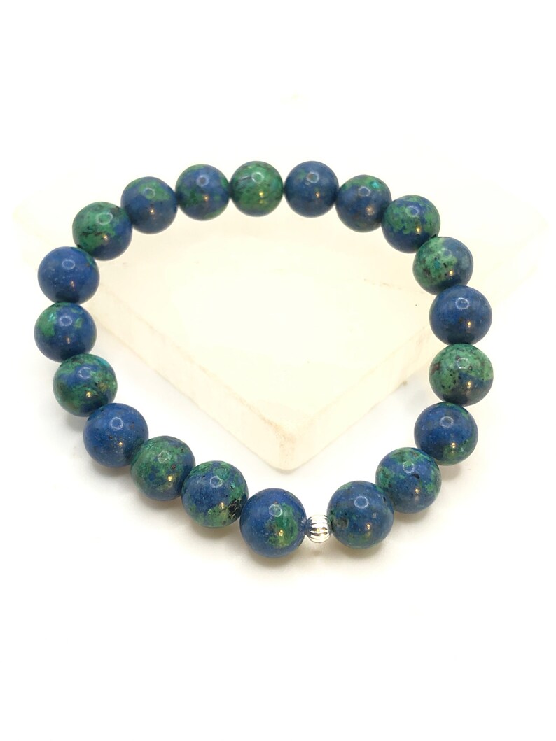 K&ouml;nnte beinhalten: Ein blaues und gr&uuml;nes Edelstein-Armband mit einem silbernen Verschluss. Das Armband besteht aus runden Perlen und ist etwa 18 cm lang.