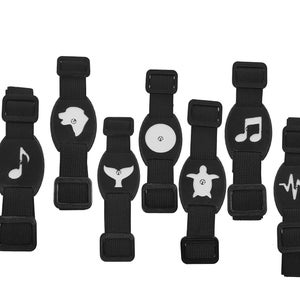 Può includere: Otto braccialetti regolabili neri con diversi disegni grafici bianchi. I disegni includono una nota musicale, un cane, una coda di balena, una tartaruga, un monitor della frequenza cardiaca e un cerchio vuoto.