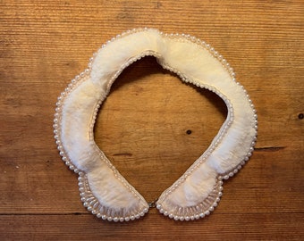 Vintage 1940s/ 1950s Pearl Bead & Angora Collar with Scalloped Edge