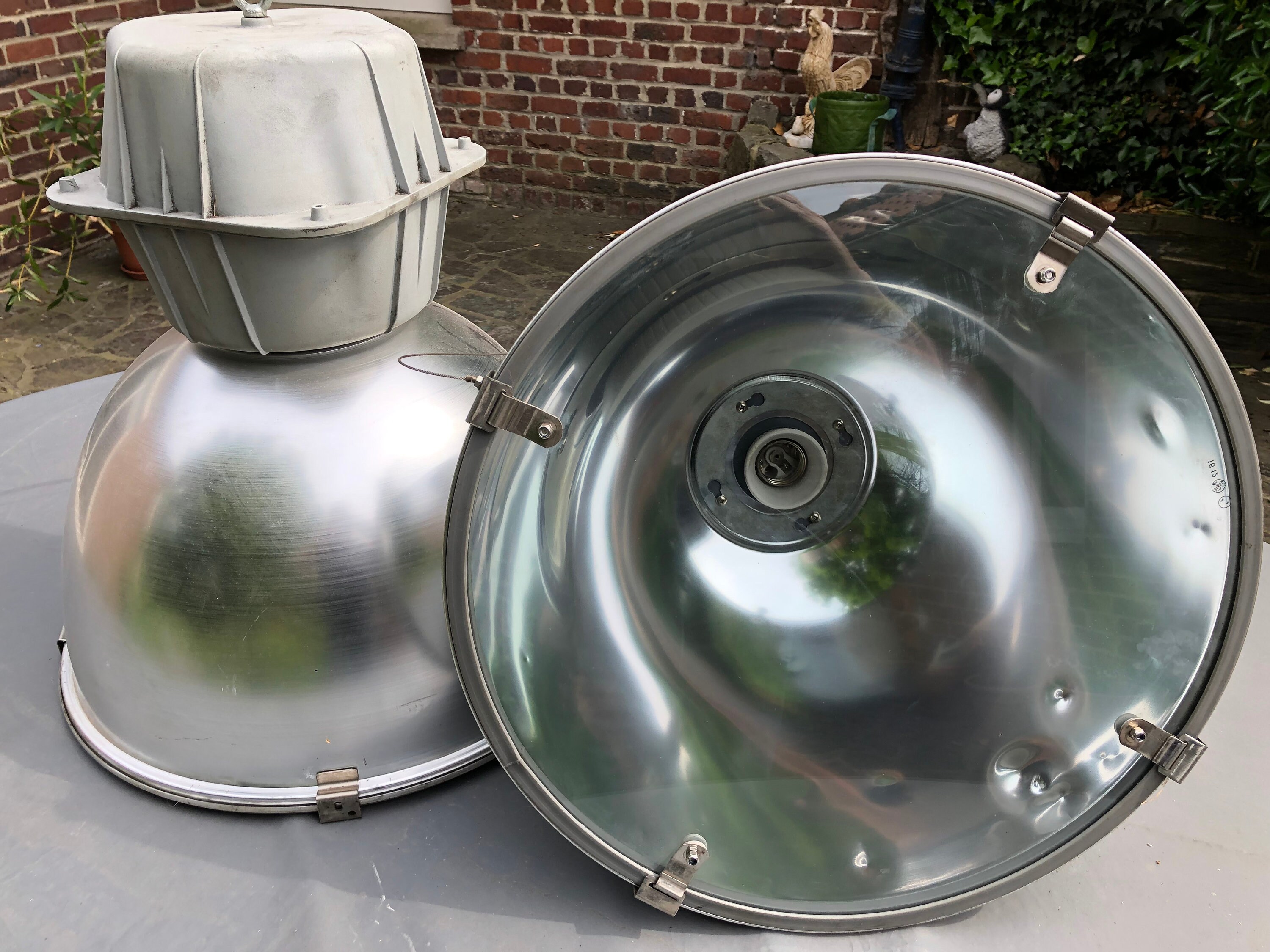 Prix de Grande Réduction Maintenant Euro 350 Paire d'épine Aluray Lampes Industrielles Des Années 19