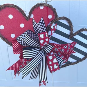 Valentines Gift for Her, Valentines Day Wreath, Valentine Front Porch Wreath, Valentines Heart Doorhanger