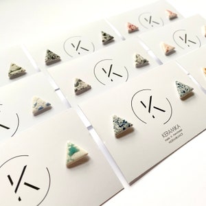 Handgemaakte oorbellen | Porselein grote driehoek studs | Splatter Glaze | Keramische sieraden | Delicate | Post Oorbellen | Minimale | Geometrische