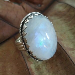 レインボームーンストーンリング92.5％スターリングシルバー6月誕生石ラージストーンリングヒーリングリングメディエーションリング婚約指輪約束リングギフト クラシックリング、ゴシックリング、本物のムーンストーン、ステートメントリング、宝石用原石の指輪、手作りのシルバーリング、