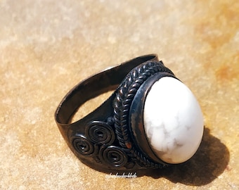 White Howlite Ring, 92.5% Silver Ring, Black Oxidized Silver Ring, Handmade Ring, White Stone Ring, White Turquoise Ring, Oval Stone Ring