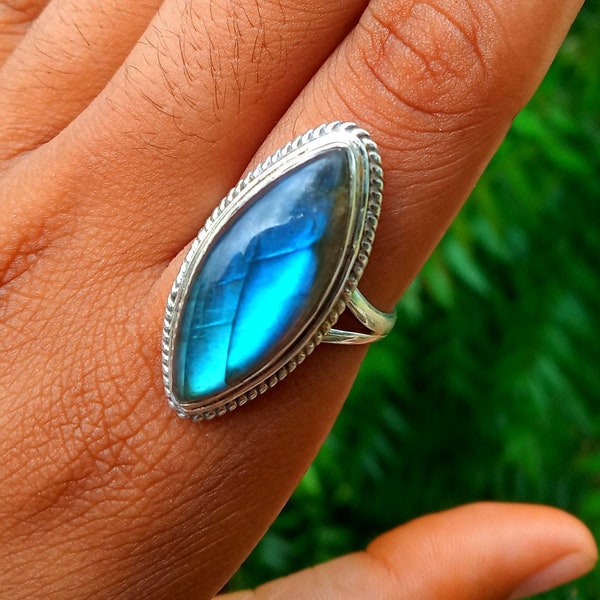 Bague en labradorite, bague en argent sterling à 92,5%, bague raffinée, bague unique, bague flashy bleue, bague cocktail, bague artisanale