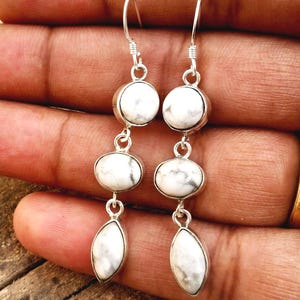 Orecchini Howlite, argento 925, orecchini lunghi, orecchini pendenti, orecchini in pietra di bufalo bianca, tre orecchini in pietra, orecchi
