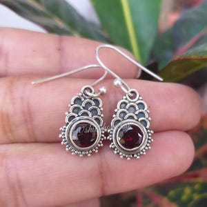 Kolczyki wiszące z granatem: filigran ze srebra próby 925, biżuteria artystyczna w stylu boho
