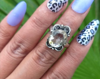 Anillo de cuarzo cristal en plata de ley: joyería hecha a mano con un toque llamativo.