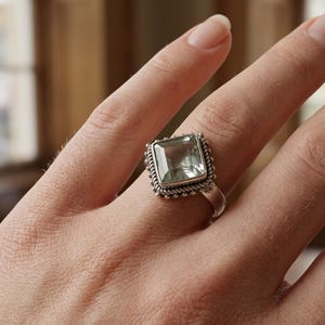Handgjord kuddslipad kvartsring: Boho-smycken i sterlingsilver