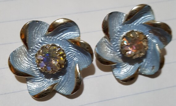 Kramer signed flower earrings 1" clip on blue ena… - image 2