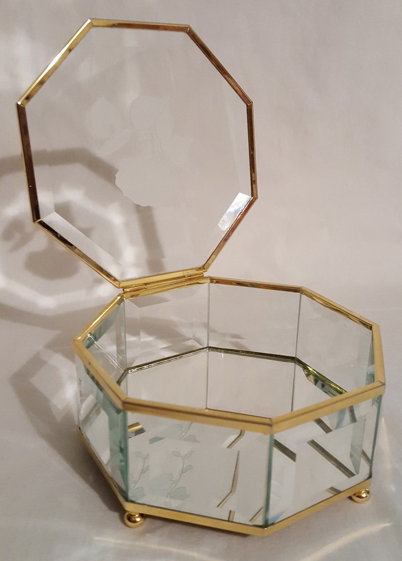 Excellent medium octagon brass beveled etched glass morning glory hinge lid footed vanity dresser trinket jewelry casket display box mirror
