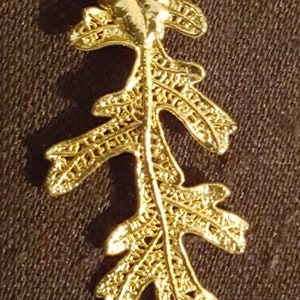 Vintage 80&#39;s real gold covered narrow 2 in long lacy skeletal leaf necklace pendant