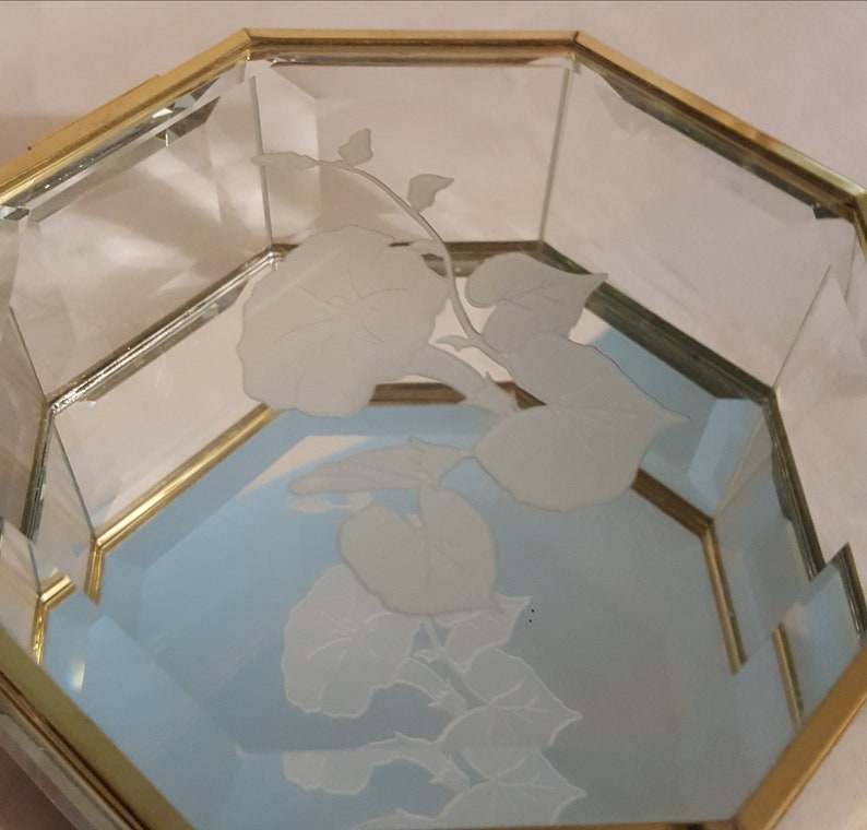 Excellent medium octagon brass beveled etched glass morning glory hinge lid footed vanity dresser trinket jewelry casket display box mirror