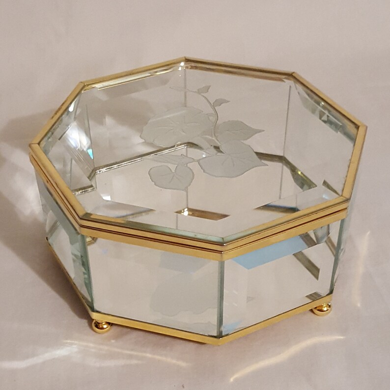 Excellent medium octagon brass beveled etched glass morning glory hinge lid footed vanity dresser trinket jewelry casket display box mirror