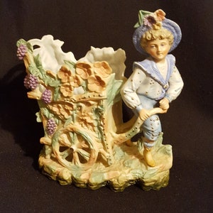 Jahrgang antike deutsche Bisquit viktorianischen junge ziehen Blume Trauben Wagen Warenkorb Figur figürlicher Vase echtem gold Farbe Akzente blau Pastell
