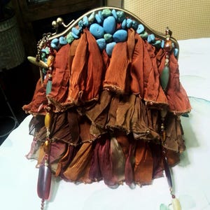 Bolso de hombro Mary Frances con volantes escalonados en turquesa, adornado con correa de cuentas y marco de latón