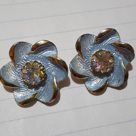 Kramer signed flower earrings 1" clip on blue ena… - image 1