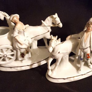 Vintage Erphil Germany Set Porzellan viktorianisch Frau Mann Pferdekutsche Wagen Rad Wagen Minivase Pflanzer Figuren echtes Gold trimmen