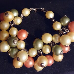 Vintage girls small woman&#39;s chunky dangling pearlized bead charm bracelet 6&quot; silvertone link chain cream green melon