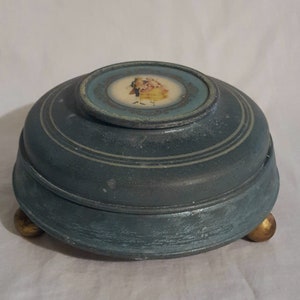 Antieke metalen koepelvormige dressoir Box koloniale man vrouw cameo foto deksel verdeeld duidelijk glasschotel invoegen sieraden Trinket opslag hout voeten