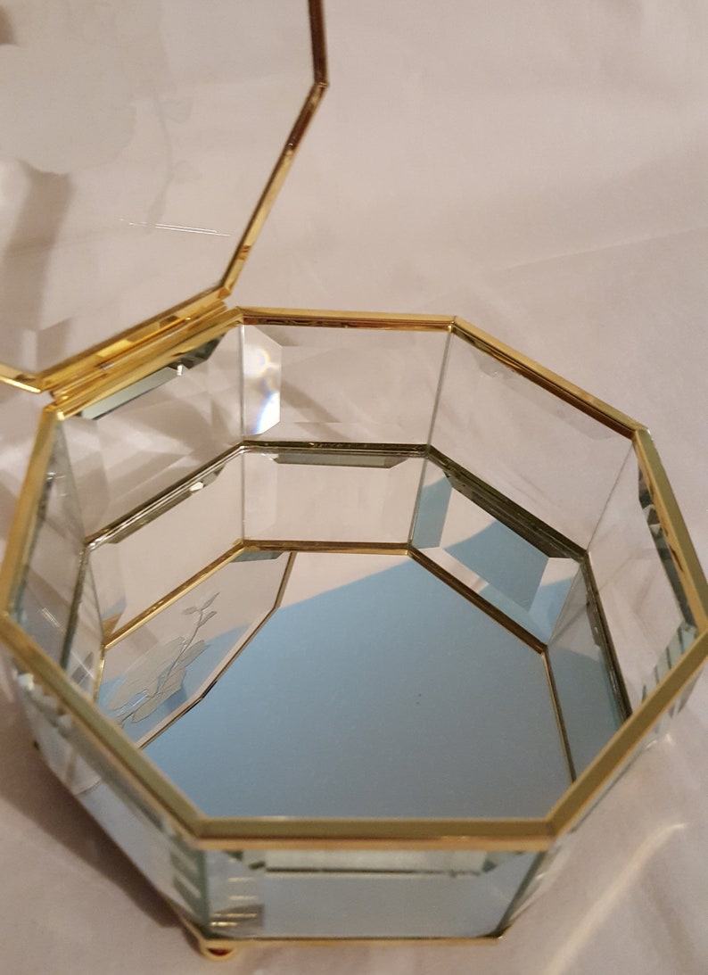 Excellent medium octagon brass beveled etched glass morning glory hinge lid footed vanity dresser trinket jewelry casket display box mirror