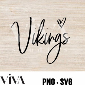 Può includere: Grafica in bianco e nero della parola "Vikings" con un piccolo cuore sopra la "s".