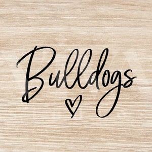 Könnte beinhalten: Ein digitaler Download in Schwarzweiß einer handschriftlichen Schrift, die "Bulldogs" mit einem Herzsymbol sagt. Der Text befindet sich auf einem Holzmaserungshintergrund. Der Text "SVG PNG" und "VIVA studios" befindet sich unten links im Bild. Der Text "DIGITALER DOWNLOAD" befindet sich unten rechts im Bild.