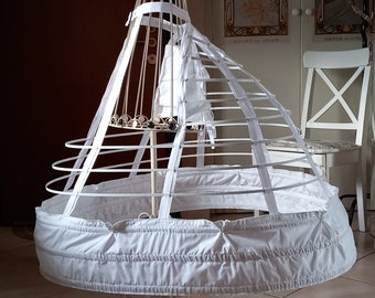 Crinoline elliptique victorienne de 1860 faite à la main avec du coton blanc et des baleines en acier recouvertes