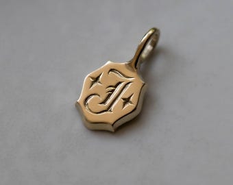 Himmelsk initial amulett