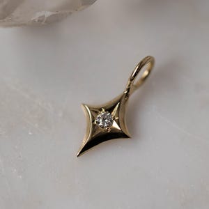 Guld Nova Star Berlock - Vit Safir/Diamant - 14k massivt guld bild 2