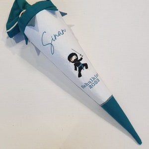 Cône d'école brodé garçon / ninja - lin pétrole / lin blanc avec chaîne fanion - personnalisé par Sharlene Babymode Handmade