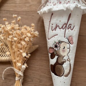 Bestickte KITA Tüte für Mädchen Zuckertüte - Häschen weiß rose Blümchen/Musselin Gold Punkte personalisiert von Sharlene