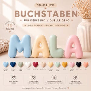Könnte beinhalten: Vier 3D-gedruckte Buchstaben, die MALA in Pastellblau, Gelb, Mintgrün und Rosa bilden. Das Bild enthält den Text: 3D-DRUCK BUCHSTABEN FÜR DEINE INDIVIDUELLE DEKO, Farbmuster mit Beschriftungen sowie Symbole für Qualität und Nachhaltigkeit.