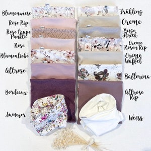 Peut inclure: Un assortiment d'échantillons de tissus de différentes couleurs et motifs, notamment des imprimés floraux, des couleurs unies et des tissus texturés. Les échantillons sont étiquetés avec des noms comme "Blumenwiese", "Rose Rip", "Creme" et "Ballerina".