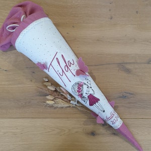 Bestickte Schultüte - Mädchen mit Pusteblume - Brombeer-Weiss-Brombeer Gold Punkte mit Spitze und 3D Schmetterlingen - von Sharlene Babymode