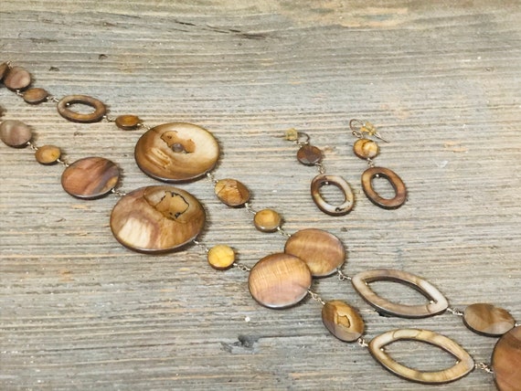 Beautiful Vintage Handmade Shell Statement Neckla… - image 6