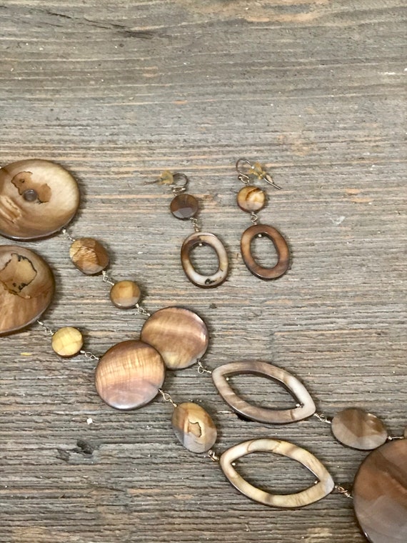 Beautiful Vintage Handmade Shell Statement Neckla… - image 7