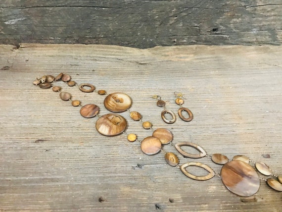 Beautiful Vintage Handmade Shell Statement Neckla… - image 5