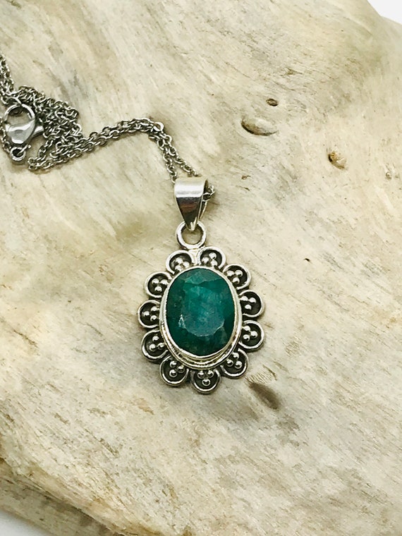 Vintage 18 Jade Pendant Necklace 3262