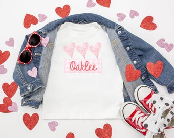 Valentinstag Outfit/ Herz Trio/ Name personalisieren/ Geschwister/ Monogramm/ Rüschen/ Baby/ Kind/ Kleinkind/ Kinder/ Shirt/ Strampler/ Strampler/ Strampler