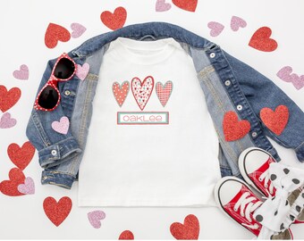Valentinstag Outfit/ Herz Trio/ Name personalisieren/ Geschwister/ Monogramm/ Rüschen/ Baby/ Kind/ Kleinkind/ Kinder/ Shirt/ Strampler/ Strampler/ Strampler