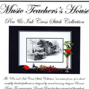 Op de afbeelding: Een zwart-wit kruissteekpatroon van een huis met een rood dak en een boom ervoor. Het patroon is getiteld "Music Teacher's House" en maakt deel uit van de "Pen & Ink Cross Stitch Collection" van Ronnie Rowe Designs.