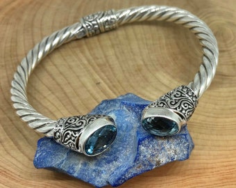 cool blue in a classy look hydro Silver bracelet with blue topas
