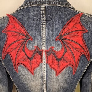 Peut inclure: Patch thermocollant en forme d'ailes brodées rouge et noir pour veste en jean.